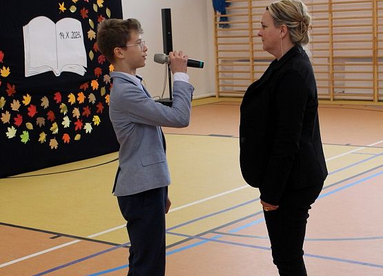 Grafika 3: Uroczystość szkolna z okazji Dnia Edukacji Narodowej