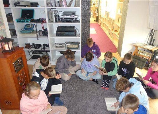 Grafika 2: Klasa VA  brała udział w ogólnopolskiej akcji "Noc Bibliotek" w Bibliotece Szkolnej w Wicku