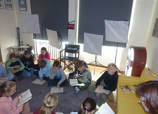 Grafika 4: Klasa VA brała udział w ogólnopolskiej akcji "Noc Bibliotek" w Bibliotece Szkolnej w Wicku