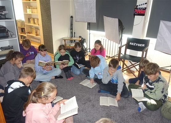 Grafika 5: Klasa VA brała udział w ogólnopolskiej akcji "Noc Bibliotek" w Bibliotece Szkolnej w Wicku