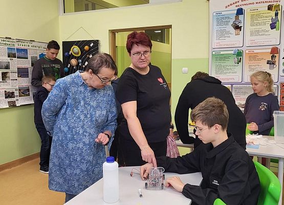 Grafika 11: Warsztaty dla uczniów Szkół Podstawowych w Szczenurzy, Maszewku i Wicku „Ekoenergetyczni - Odnawialne Źródła Energii” w ramach Festiwalu Energii