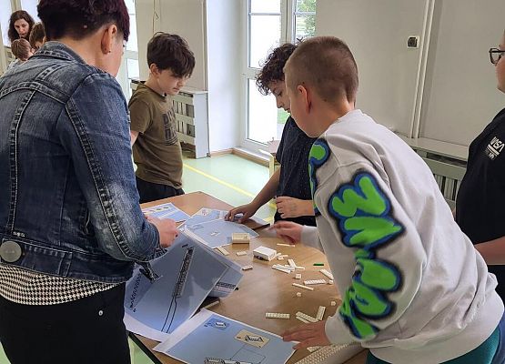 Grafika 18: Warsztaty dla uczniów Szkół Podstawowych w Szczenurzy, Maszewku i Wicku „Ekoenergetyczni - Odnawialne Źródła Energii” w ramach Festiwalu Energii