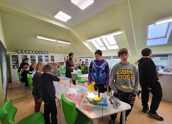 Grafika 21: Warsztaty dla uczniów Szkół Podstawowych w Szczenurzy, Maszewku i Wicku „Ekoenergetyczni - Odnawialne Źródła Energii” w ramach Festiwalu Energii