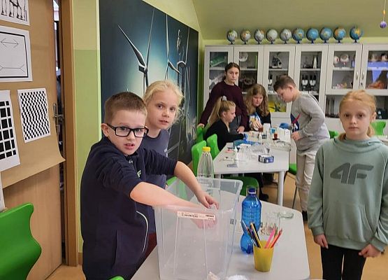 Grafika 24: Warsztaty dla uczniów Szkół Podstawowych w Szczenurzy, Maszewku i Wicku „Ekoenergetyczni - Odnawialne Źródła Energii” w ramach Festiwalu Energii