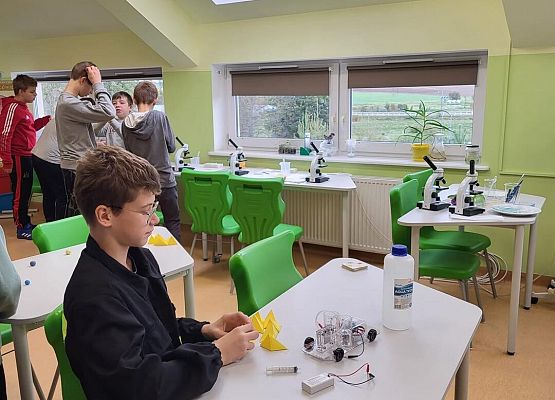 Grafika 26: Warsztaty dla uczniów Szkół Podstawowych w Szczenurzy, Maszewku i Wicku „Ekoenergetyczni - Odnawialne Źródła Energii” w ramach Festiwalu Energii