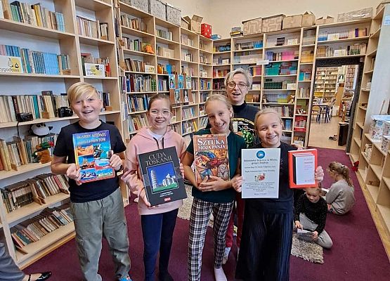 Grafika 70: Uroczystość pasowania uczniów klas pierwszych na czytelników Biblioteki Szkolnej w Wicku