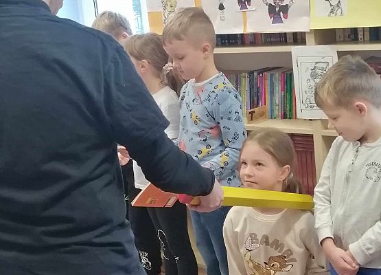 Grafika 71: Uroczystość pasowania uczniów klas pierwszych na czytelników Biblioteki Szkolnej w Wicku