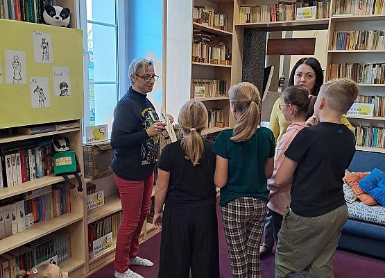 Grafika 54: Uroczystość pasowania uczniów klas pierwszych na czytelników Biblioteki Szkolnej w Wicku