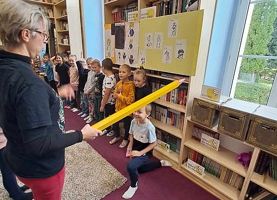 Grafika 53: Uroczystość pasowania uczniów klas pierwszych na czytelników Biblioteki Szkolnej w Wicku