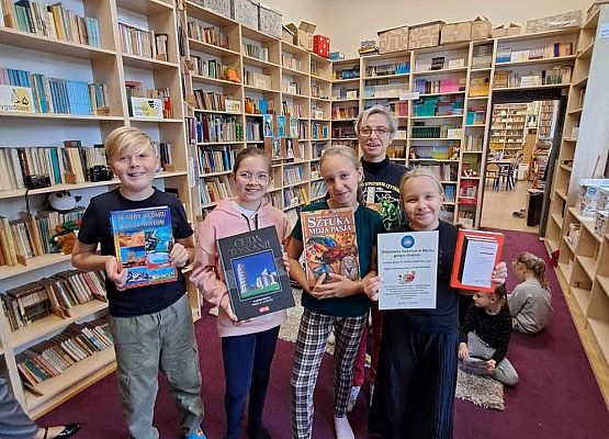 Grafika 55: Uroczystość pasowania uczniów klas pierwszych na czytelników Biblioteki Szkolnej w Wicku