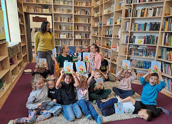 Grafika 56: Uroczystość pasowania uczniów klas pierwszych na czytelników Biblioteki Szkolnej w Wicku