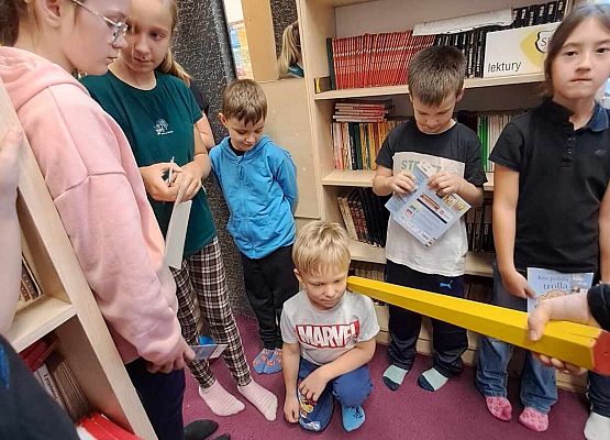 Grafika 60: Uroczystość pasowania uczniów klas pierwszych na czytelników Biblioteki Szkolnej w Wicku