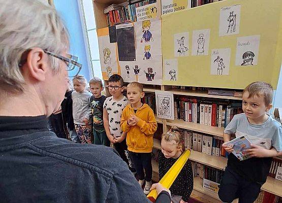 Grafika 62: Uroczystość pasowania uczniów klas pierwszych na czytelników Biblioteki Szkolnej w Wicku