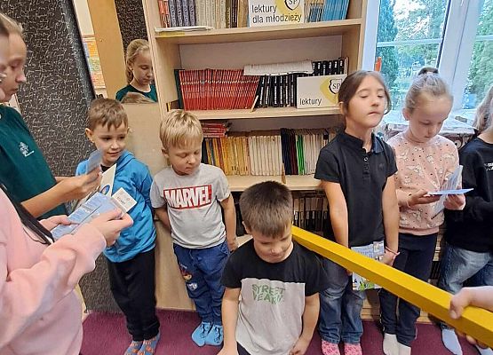 Grafika 63: Uroczystość pasowania uczniów klas pierwszych na czytelników Biblioteki Szkolnej w Wicku