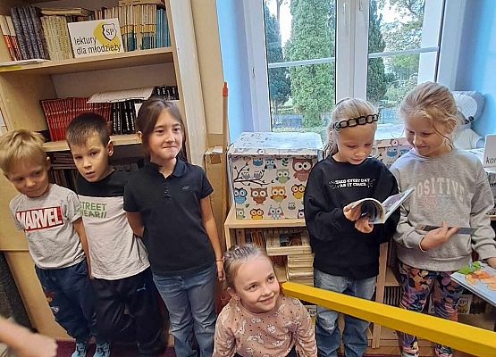 Grafika 66: Uroczystość pasowania uczniów klas pierwszych na czytelników Biblioteki Szkolnej w Wicku