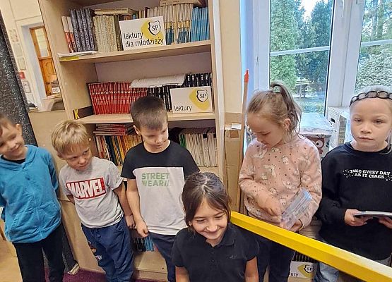 Grafika 67: Uroczystość pasowania uczniów klas pierwszych na czytelników Biblioteki Szkolnej w Wicku