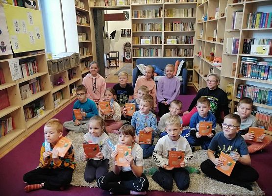 Grafika 72: Uroczystość pasowania uczniów klas pierwszych na czytelników Biblioteki Szkolnej w Wicku