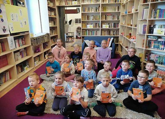 Grafika 73: Uroczystość pasowania uczniów klas pierwszych na czytelników Biblioteki Szkolnej w Wicku