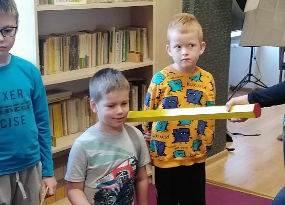 Grafika 74: Uroczystość pasowania uczniów klas pierwszych na czytelników Biblioteki Szkolnej w Wicku