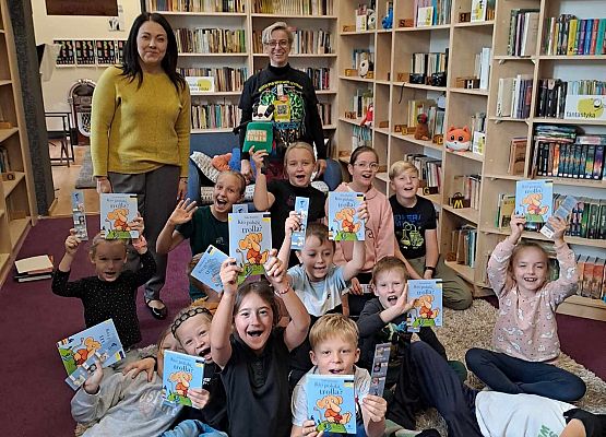 Grafika 69: Uroczystość pasowania uczniów klas pierwszych na czytelników Biblioteki Szkolnej w Wicku