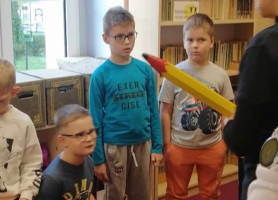 Grafika 76: Uroczystość pasowania uczniów klas pierwszych na czytelników Biblioteki Szkolnej w Wicku