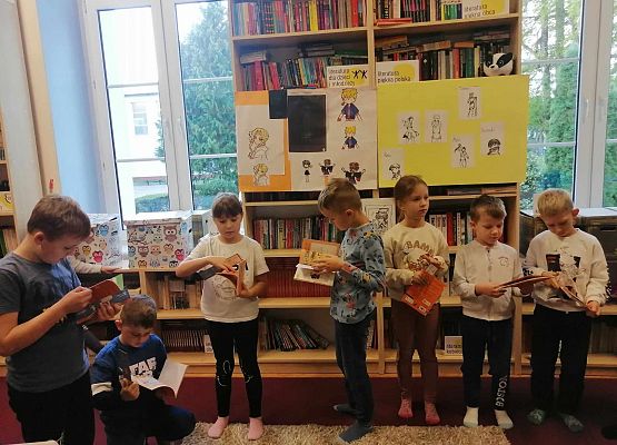 Grafika 77: Uroczystość pasowania uczniów klas pierwszych na czytelników Biblioteki Szkolnej w Wicku