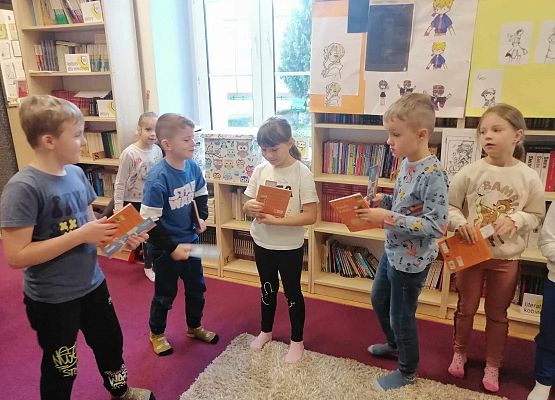 Grafika 78: Uroczystość pasowania uczniów klas pierwszych na czytelników Biblioteki Szkolnej w Wicku