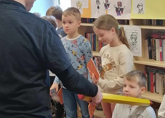 Grafika 79: Uroczystość pasowania uczniów klas pierwszych na czytelników Biblioteki Szkolnej w Wicku