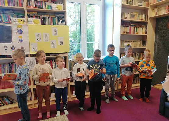 Grafika 80: Uroczystość pasowania uczniów klas pierwszych na czytelników Biblioteki Szkolnej w Wicku