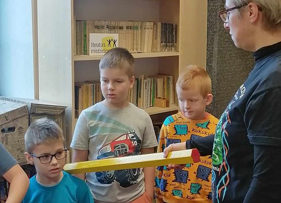 Grafika 81: Uroczystość pasowania uczniów klas pierwszych na czytelników Biblioteki Szkolnej w Wicku