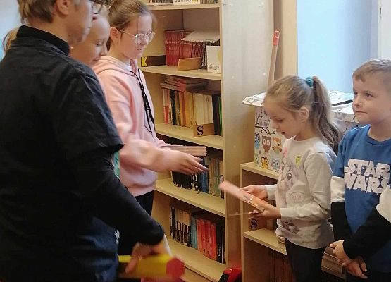 Grafika 82: Uroczystość pasowania uczniów klas pierwszych na czytelników Biblioteki Szkolnej w Wicku