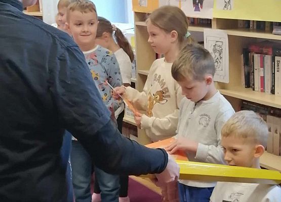 Grafika 83: Uroczystość pasowania uczniów klas pierwszych na czytelników Biblioteki Szkolnej w Wicku