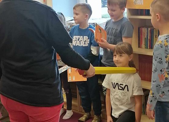 Grafika 85: Uroczystość pasowania uczniów klas pierwszych na czytelników Biblioteki Szkolnej w Wicku