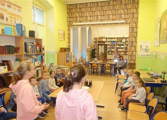 Grafika 1: Uroczystość pasowania uczniów klas pierwszych na czytelników Biblioteki Szkolnej w Wicku