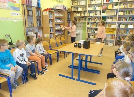 Grafika 3: Uroczystość pasowania uczniów klas pierwszych na czytelników Biblioteki Szkolnej w Wicku