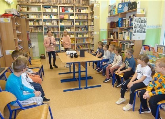 Grafika 4: Uroczystość pasowania uczniów klas pierwszych na czytelników Biblioteki Szkolnej w Wicku