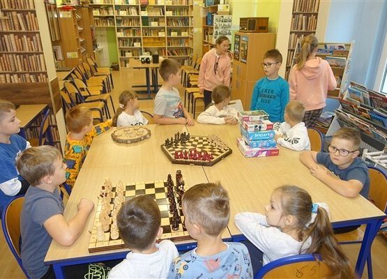 Grafika 5: Uroczystość pasowania uczniów klas pierwszych na czytelników Biblioteki Szkolnej w Wicku