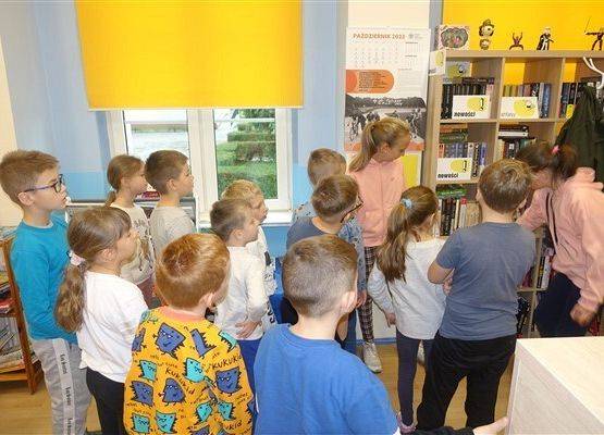 Grafika 6: Uroczystość pasowania uczniów klas pierwszych na czytelników Biblioteki Szkolnej w Wicku