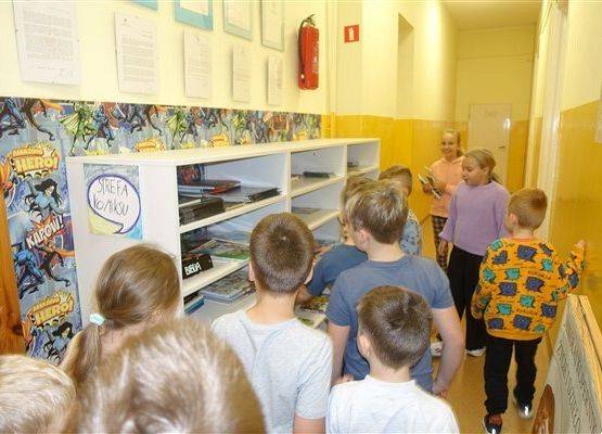 Grafika 7: Uroczystość pasowania uczniów klas pierwszych na czytelników Biblioteki Szkolnej w Wicku