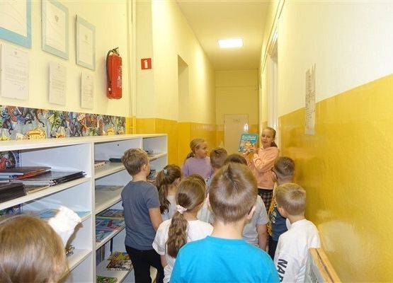 Grafika 9: Uroczystość pasowania uczniów klas pierwszych na czytelników Biblioteki Szkolnej w Wicku