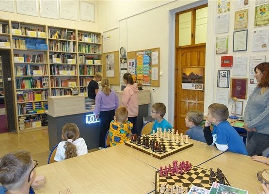 Grafika 13: Uroczystość pasowania uczniów klas pierwszych na czytelników Biblioteki Szkolnej w Wicku