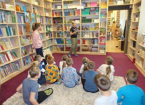 Grafika 14: Uroczystość pasowania uczniów klas pierwszych na czytelników Biblioteki Szkolnej w Wicku