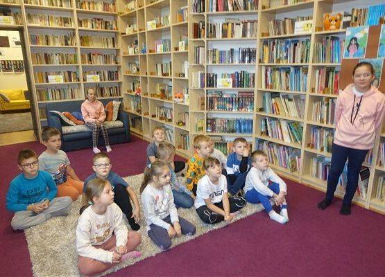 Grafika 15: Uroczystość pasowania uczniów klas pierwszych na czytelników Biblioteki Szkolnej w Wicku