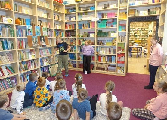 Grafika 17: Uroczystość pasowania uczniów klas pierwszych na czytelników Biblioteki Szkolnej w Wicku