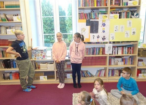 Grafika 18: Uroczystość pasowania uczniów klas pierwszych na czytelników Biblioteki Szkolnej w Wicku