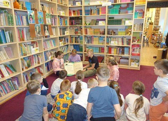 Grafika 20: Uroczystość pasowania uczniów klas pierwszych na czytelników Biblioteki Szkolnej w Wicku