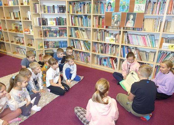 Grafika 19: Uroczystość pasowania uczniów klas pierwszych na czytelników Biblioteki Szkolnej w Wicku
