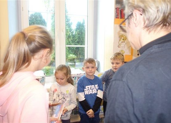 Grafika 23: Uroczystość pasowania uczniów klas pierwszych na czytelników Biblioteki Szkolnej w Wicku