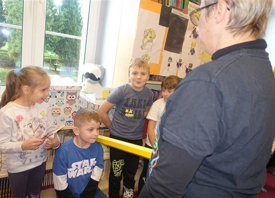 Grafika 24: Uroczystość pasowania uczniów klas pierwszych na czytelników Biblioteki Szkolnej w Wicku