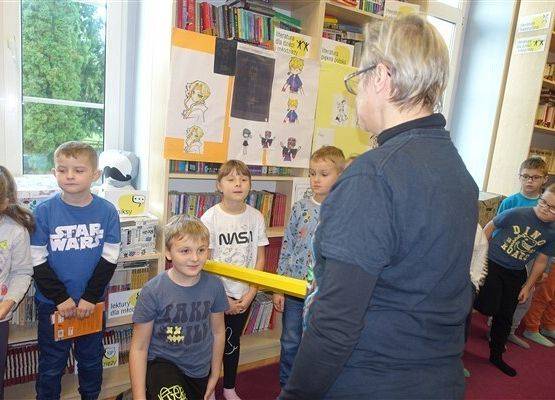 Grafika 25: Uroczystość pasowania uczniów klas pierwszych na czytelników Biblioteki Szkolnej w Wicku
